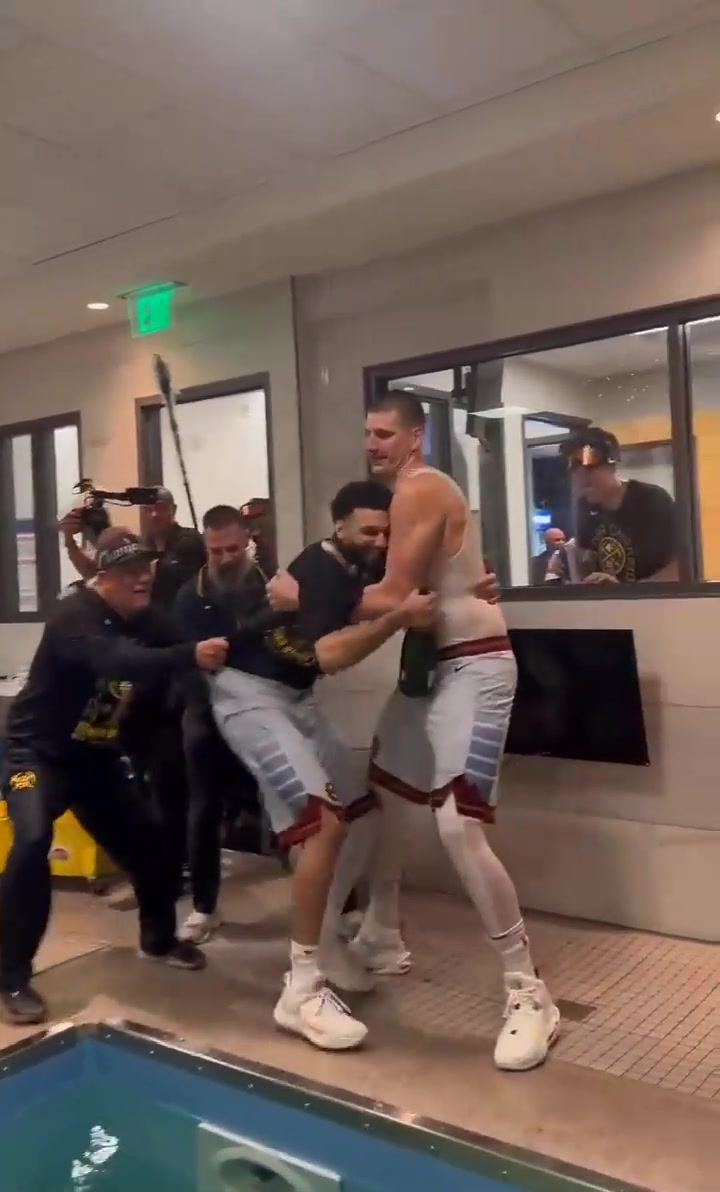 卧槽这场面基情四射约基奇赛后抱着穆雷一起跳入浴池