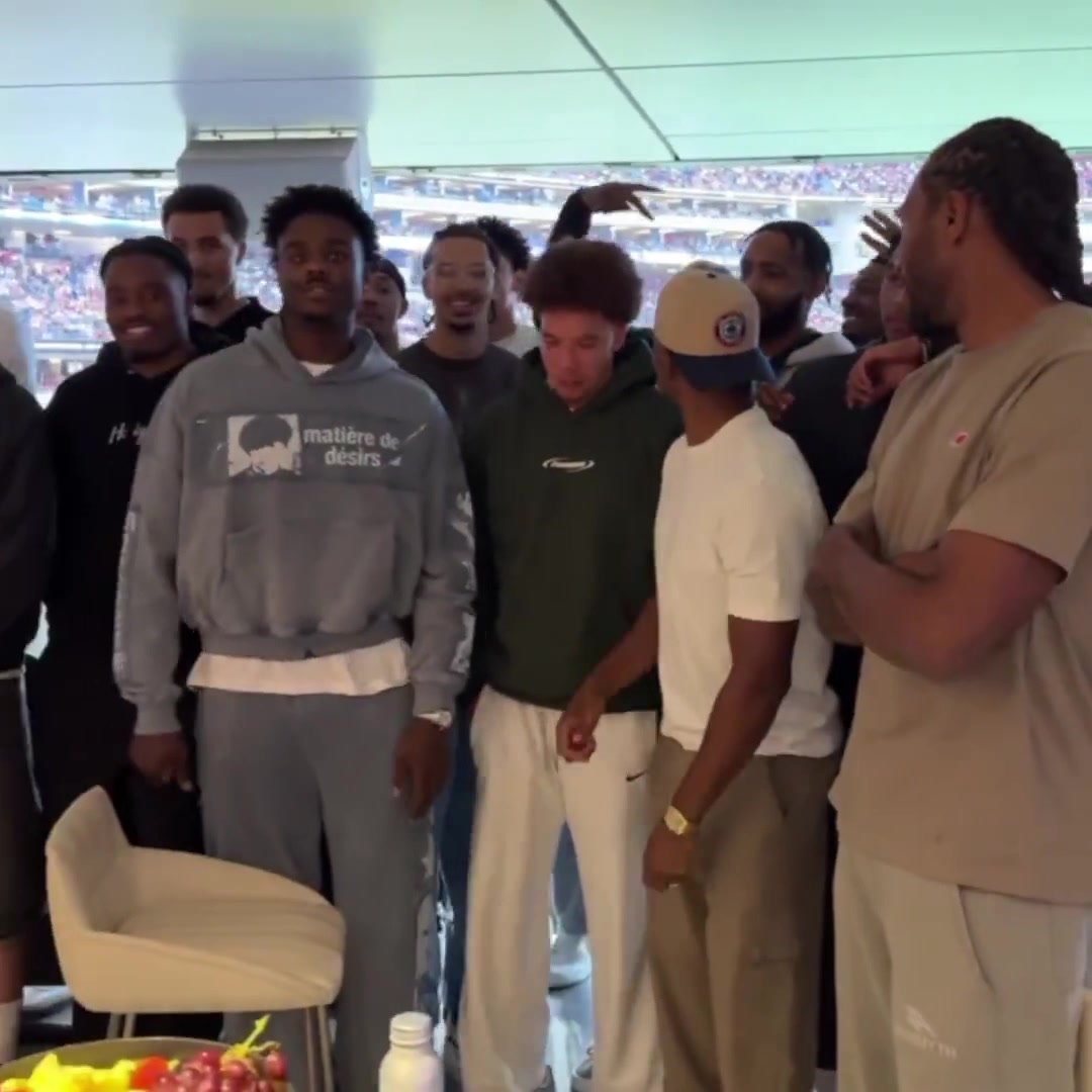 快船全队团建看橄榄球赛并合影登哥怎么站最后面差点都没看见他