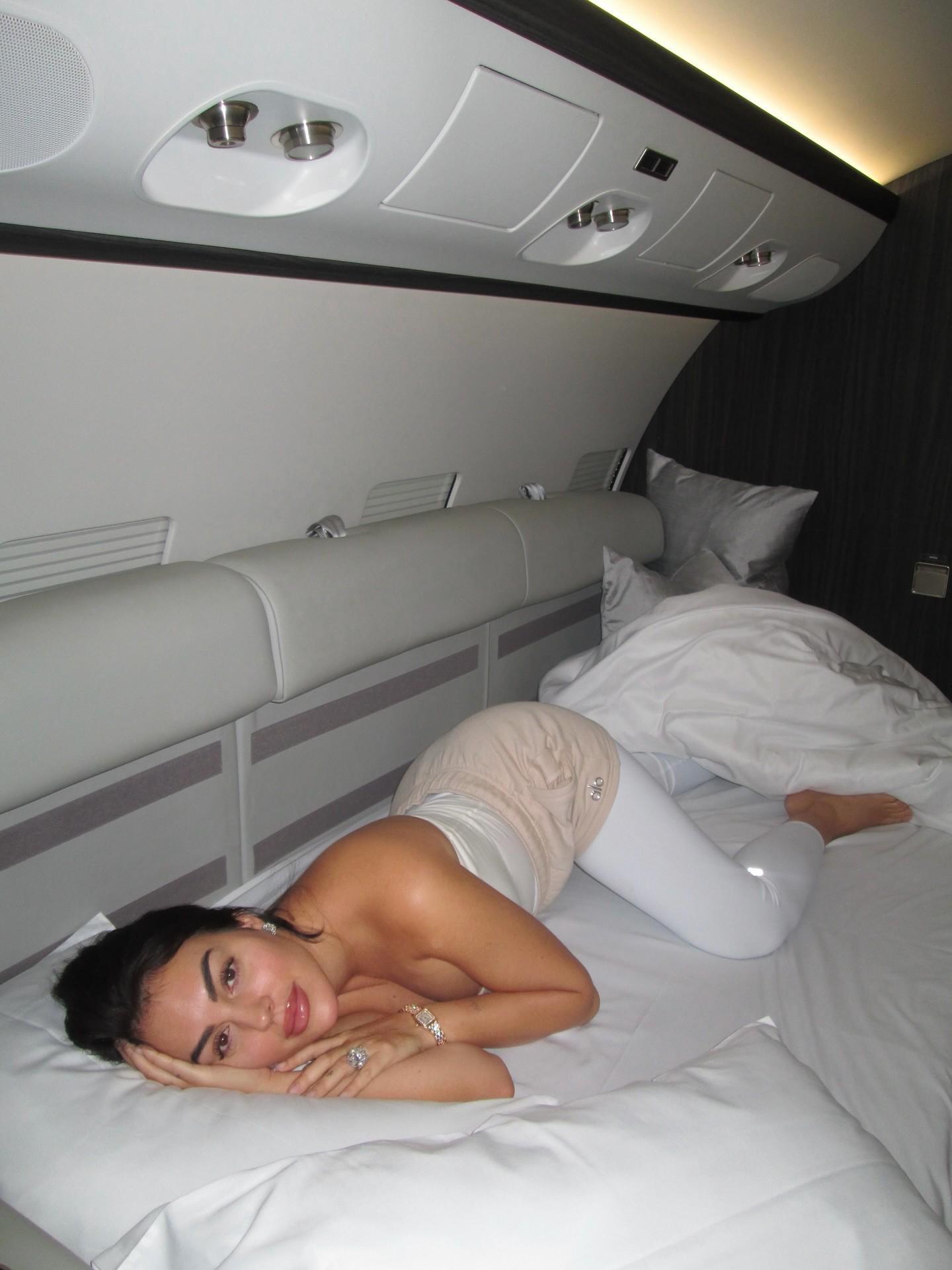 横看成岭侧成峰，乔治娜晒出差照秀出傲人身材